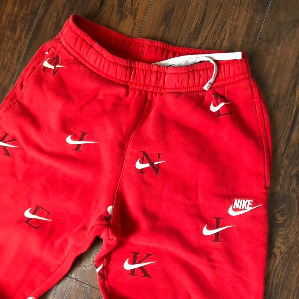 Nike Club All Over Print Logo AOP Red Sweatpants Jogger Pants DV9611-657 Sporty